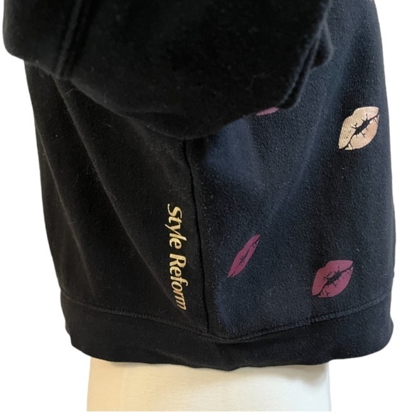 Style Reform, Kissing Lips Sweatshirt in Black Size Small - Picture 4 of 11